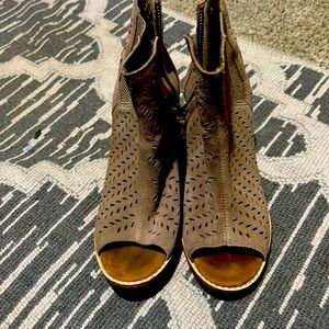 Toms size 8 stacked heel vented leather short boots